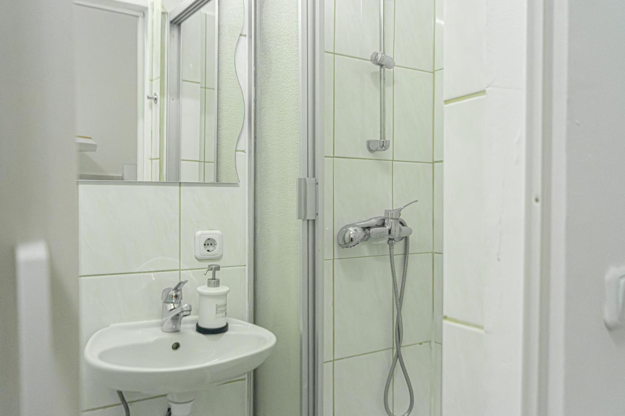 Chic 1br Well Connected To The Whole