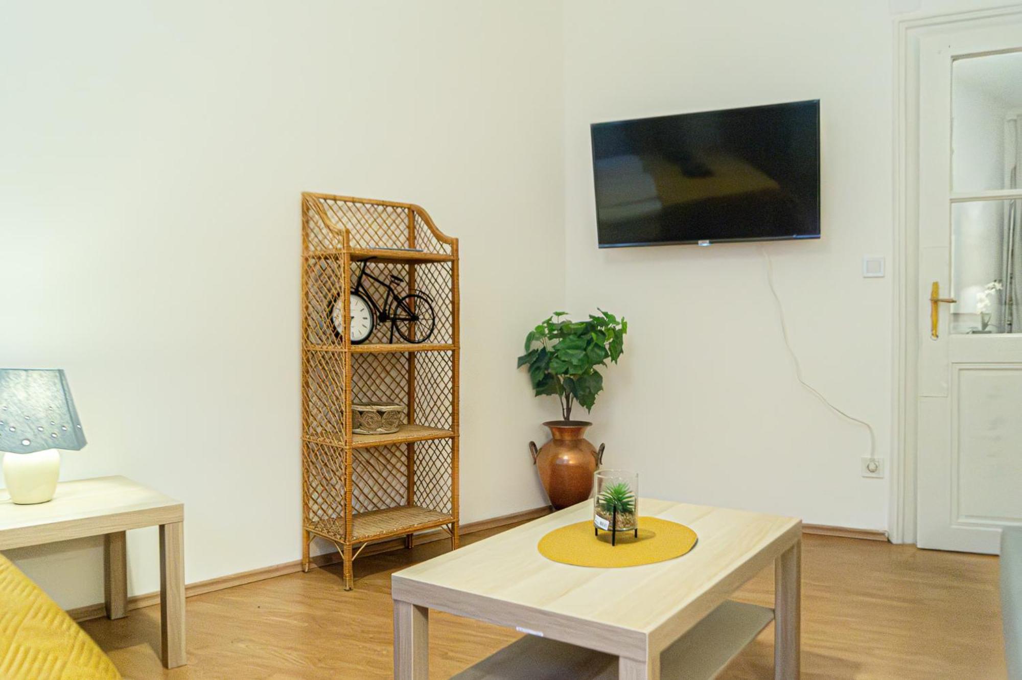 Apartment Chic 1br Well Connected To The Whole