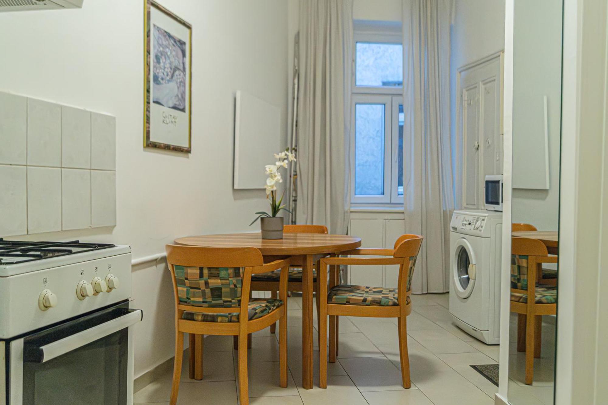 Chic 1br Well Connected To The Whole Apartment *
